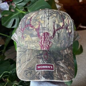 Realtree Field & Stream Women's Camo Deer Skull Mesh Trucker Hat